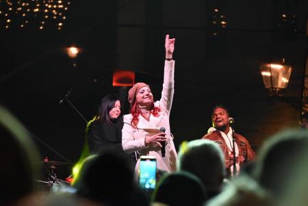 Temperamentna Tanja Žagar je razgrela kamniško publiko za najdaljšo noč v letu in silvestrovanje v centru Pravljičnega Kamnika (46)